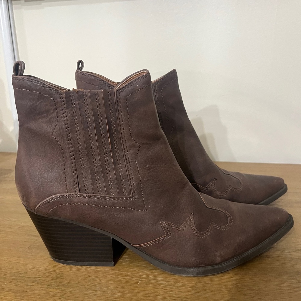 Western bootie. Brown. Short cowboy boot.womens size 10